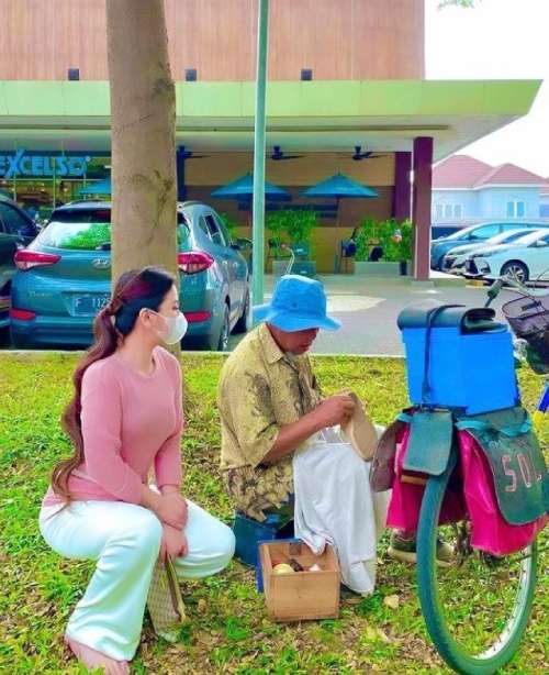 ibu kombes pol heni tania ngesol sepatu di pinggir jalan