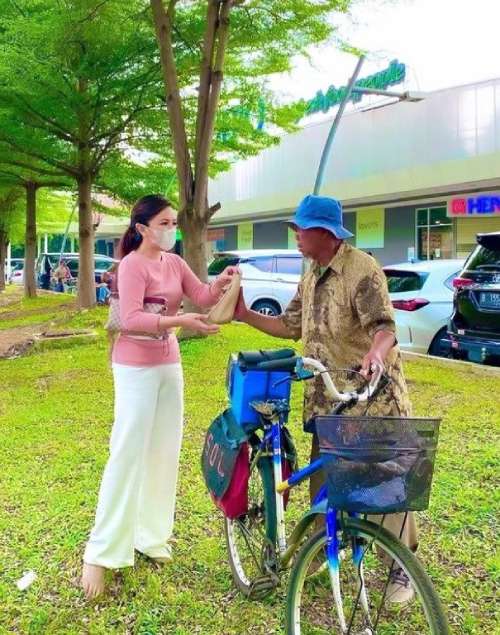 ibu kombes pol heni tania ngesol sepatu di pinggir jalan