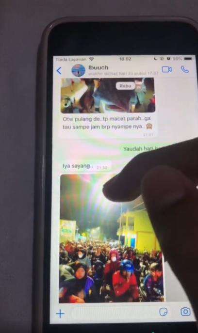 Lagi macet parah pas mudik, sejoli malah main drakula-drakulaan.