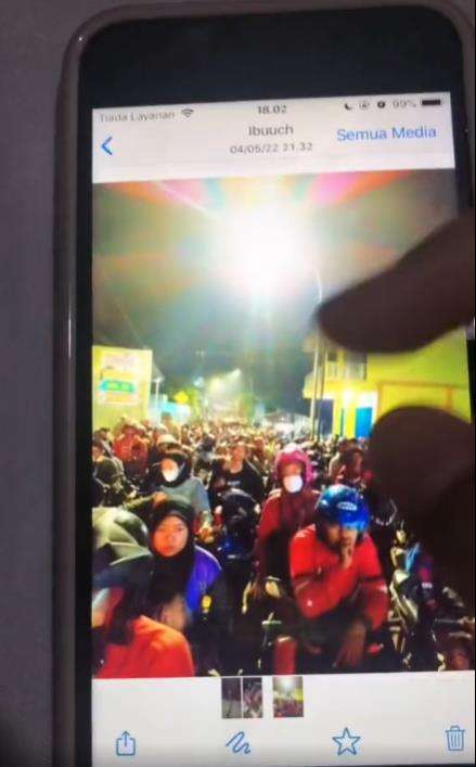 Lagi macet parah pas mudik, sejoli malah main drakula-drakulaan.