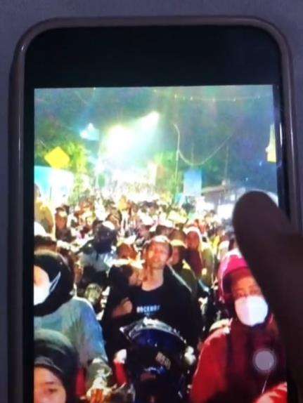 Lagi macet parah pas mudik, sejoli malah main drakula-drakulaan.