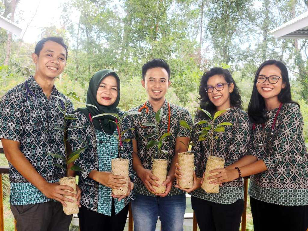 Para Dokter di Yayasan Alam Sehat Lestari (ASRI) dr. Alvi Muldani berada di tengah