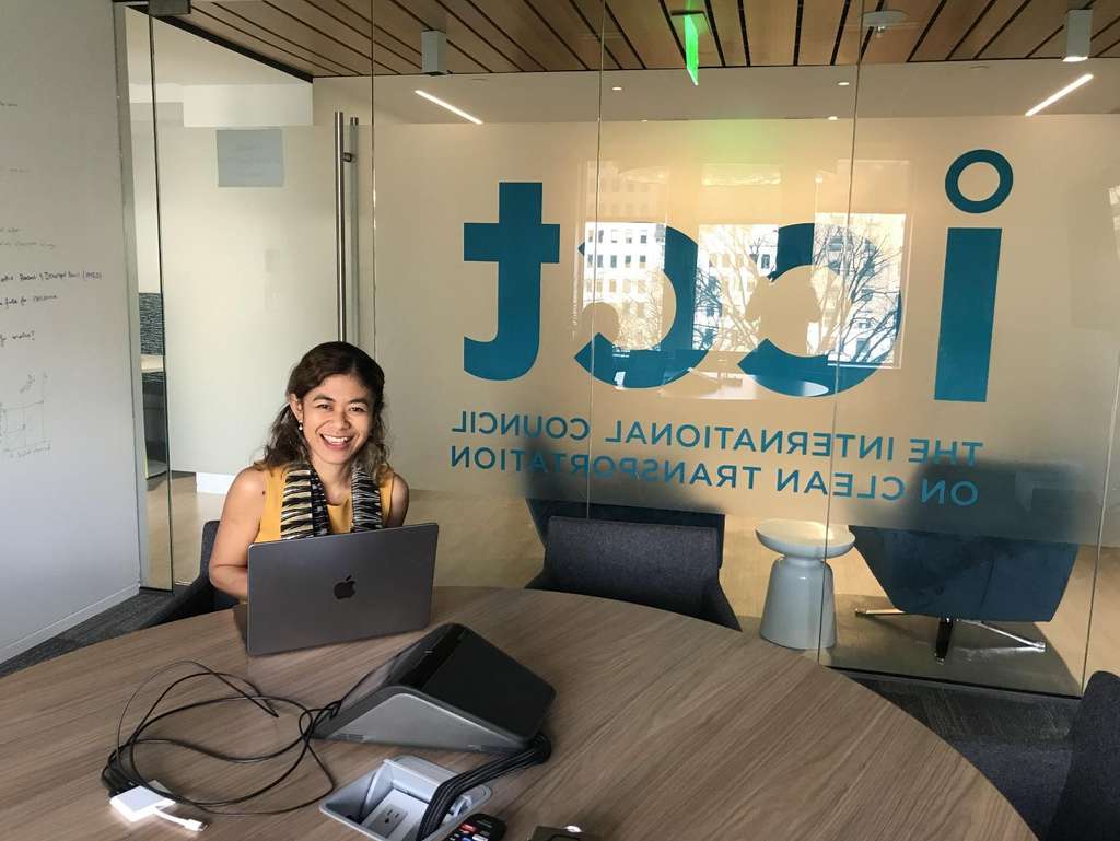 Tenny Kristiana sedang bekerja secara luring di kantor International Council on Clean Transportation (ICCT)