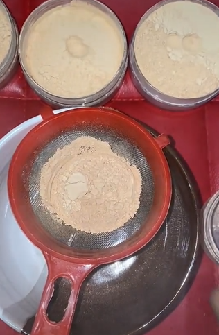 Menyaring Bedak