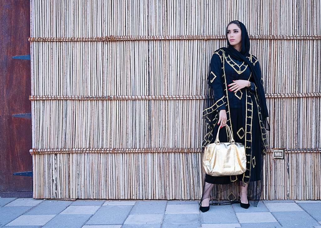 Mengenakan Pakaian Berkerah 'V'