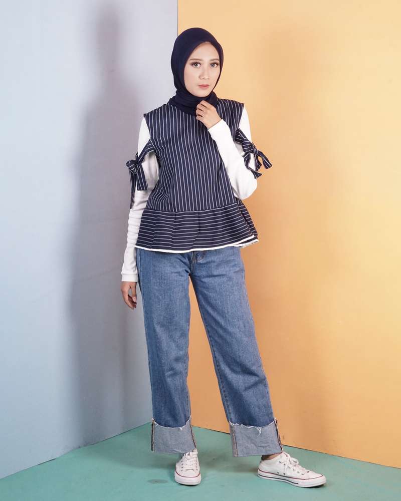 Memakai Pakaian Bermotif Garis-garis Vertikal