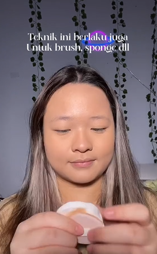 Membersihkan Alat Makeup
