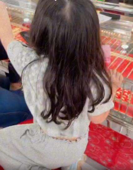 Bocah beli emas pakai uang thr lebaran.