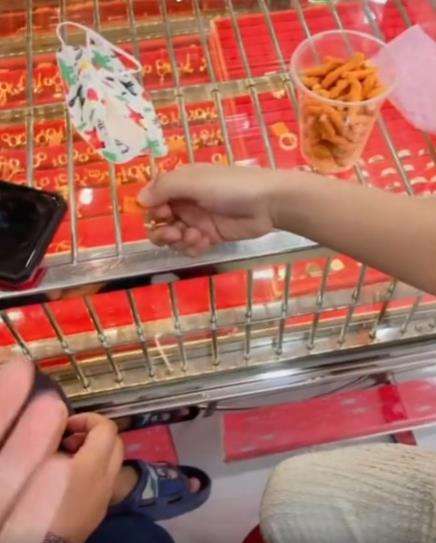Bocah beli emas pakai uang thr lebaran.