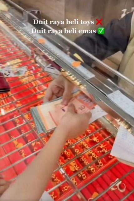 Bocah beli emas pakai uang thr lebaran.