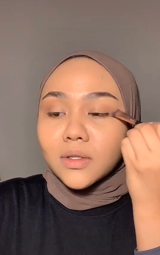Menggunakan Eyeshadow