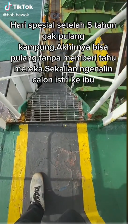 5 tahun tak pulang kampung, pria ini beri kejutan sang ibu saat mudik