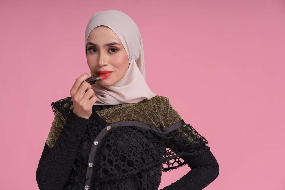 Menggunakan Lipstik