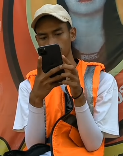 Tukang Parkir Pakai iPhone