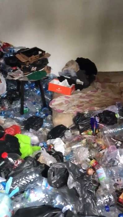 Kamar kos-kosan ditinggal penghuninya