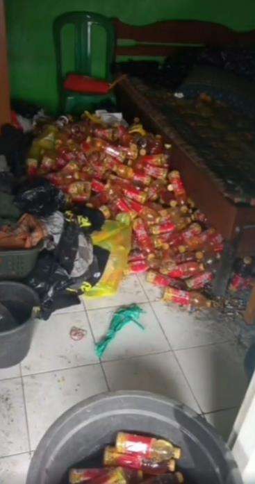 Kamar kos penuh botol bekas berisi air kencing.