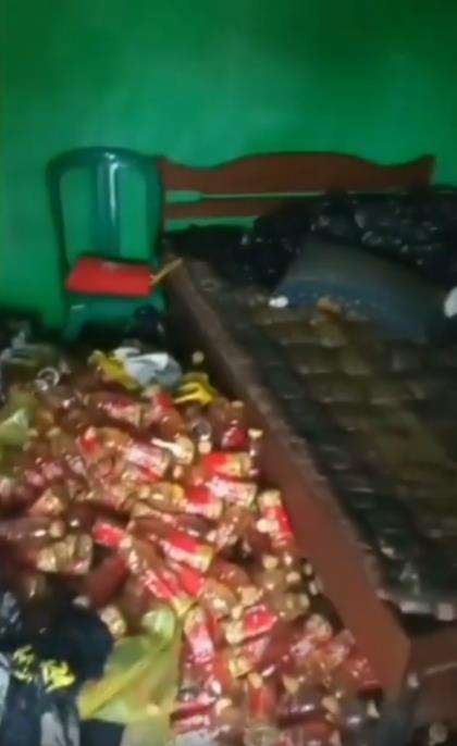 Kamar kos penuh botol bekas berisi air kencing.