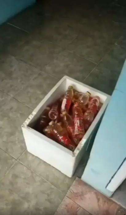 Kamar kos penuh botol bekas berisi air kencing.