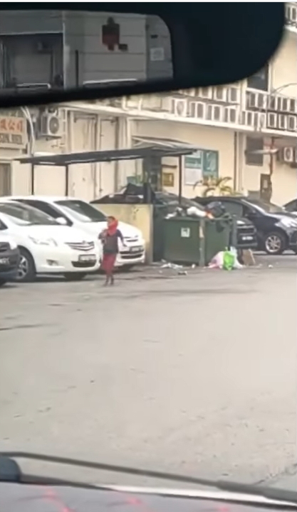 Bocah ambil minum dari tempat sampah