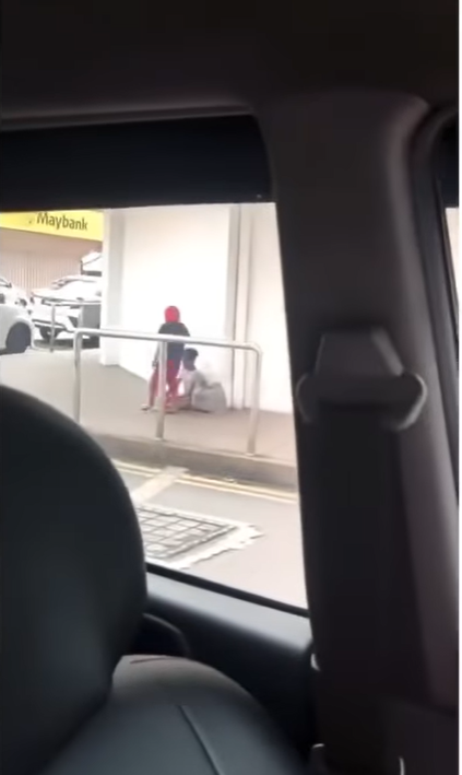 Bocah ambil minum dari tempat sampah