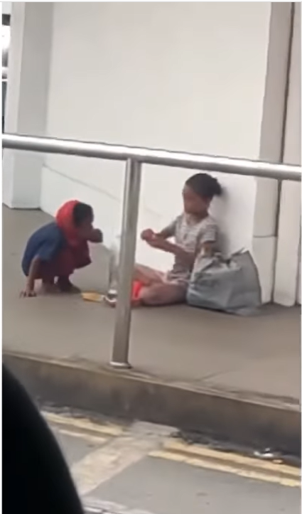 Bocah ambil minum dari tempat sampah