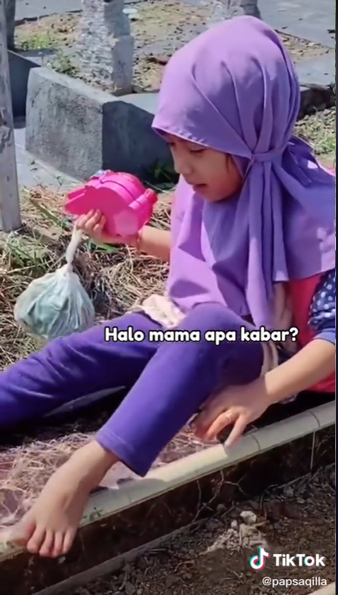 Bocah kunjungi makam ibunda Bocah kunjungi makam ibunda