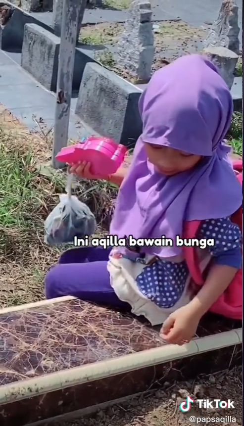 Bocah kunjungi makam ibunda Bocah kunjungi makam ibunda