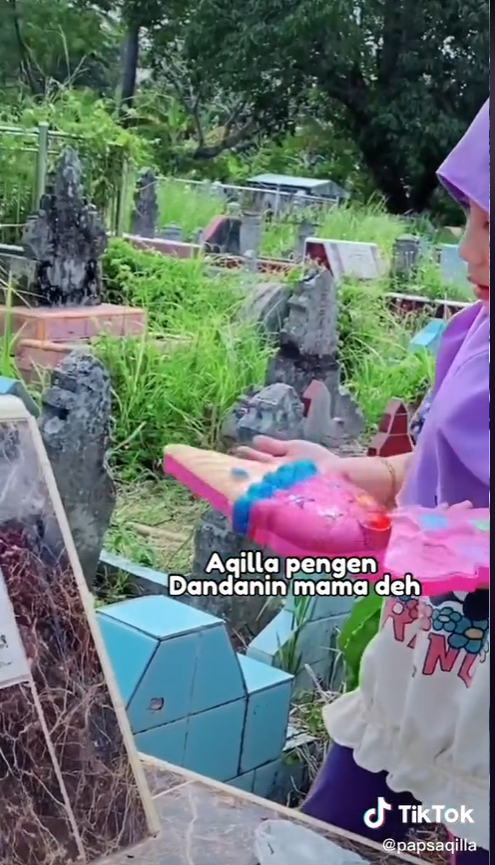 Bocah kunjungi makam ibunda Bocah kunjungi makam ibunda