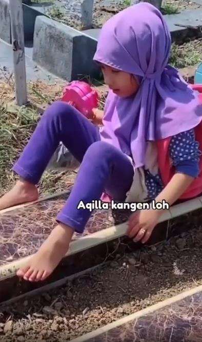 Cerita sedih bocah kangen ibu yang meninggal dunia.