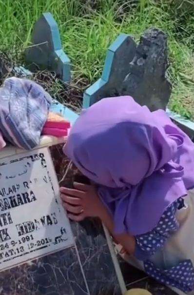 Cerita sedih bocah kangen ibu yang meninggal dunia.
