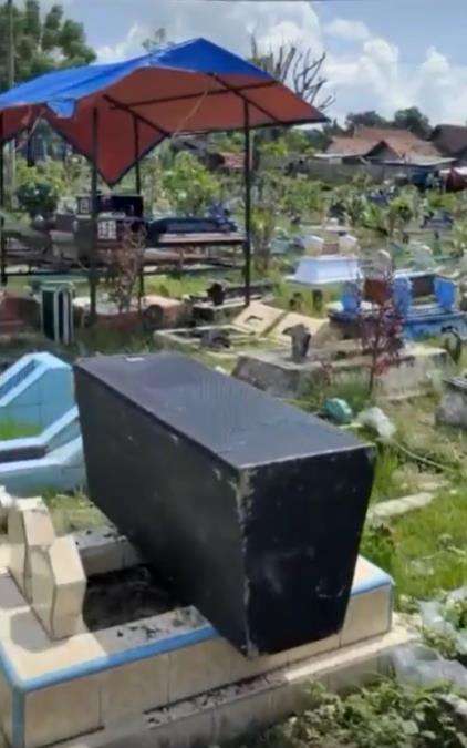 Pesta pernikahan di kuburan.