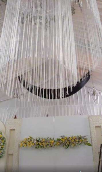 Pesta pernikahan di kuburan.