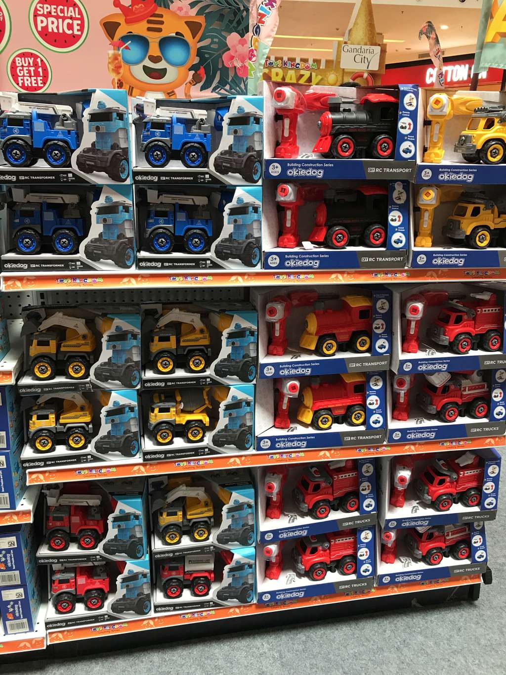 Berbagai macam jenis mainan dijual di Crazy Sale Toys Kingdom Berbagai macam jenis mainan dijual di Crazy Sale Toys Kingdom