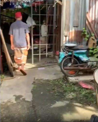 Rumah kumuh anti sombong.