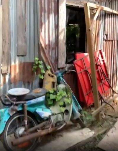 Rumah kumuh anti sombong.