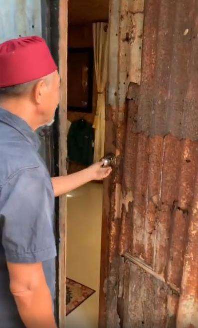 Rumah kumuh anti sombong.