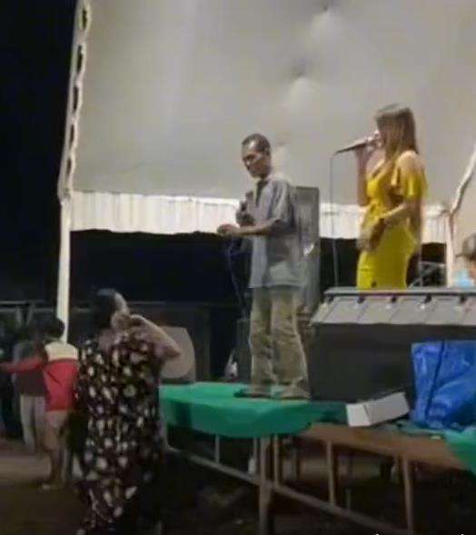 Istri labrak suami lagi asyik duet sama biduan.