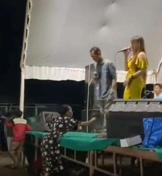 Istri labrak suami lagi asyik duet sama biduan.