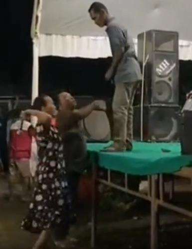 Istri labrak suami lagi asyik duet sama biduan.