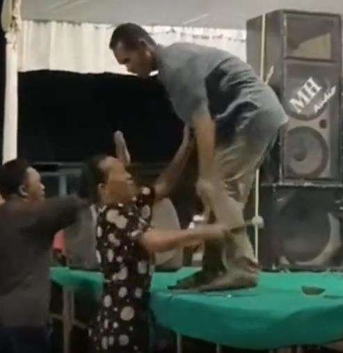 Istri labrak suami lagi asyik duet sama biduan.