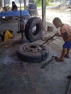 Bocah kerja jadi tukang tambal ban
