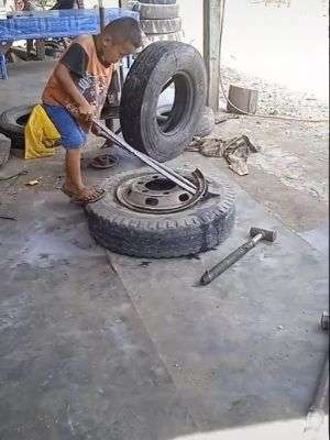 Bocah kerja jadi tukang tambal ban