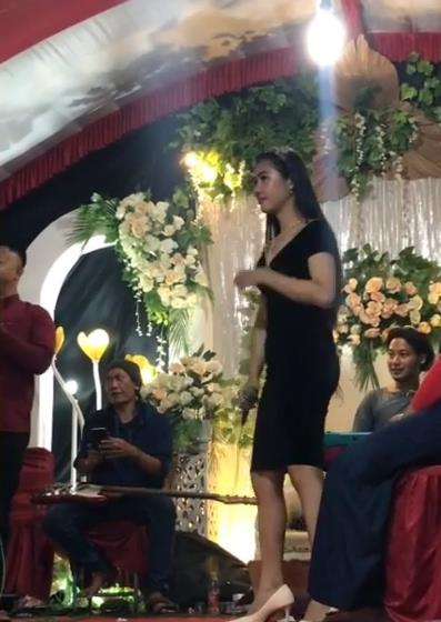Lagi asyik duet sama biduan dilabrak istri.