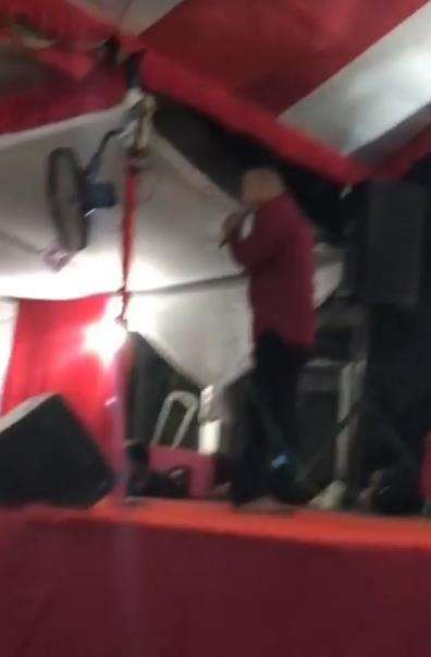 Lagi asyik duet sama biduan dilabrak istri.