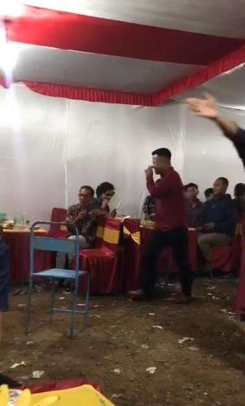Lagi asyik duet sama biduan dilabrak istri.