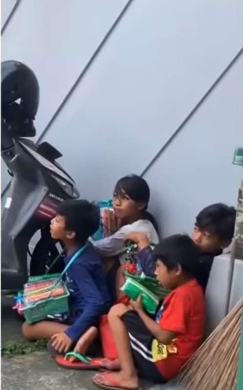 anak-anak pedagang asongan