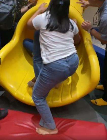 Wanita nekat main perosotan khusus anak-anak.