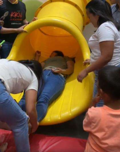 Wanita nekat main perosotan khusus anak-anak.