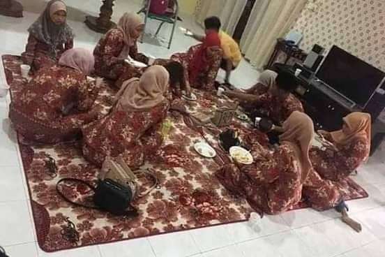 Penampakan absurd ruang tamu.
