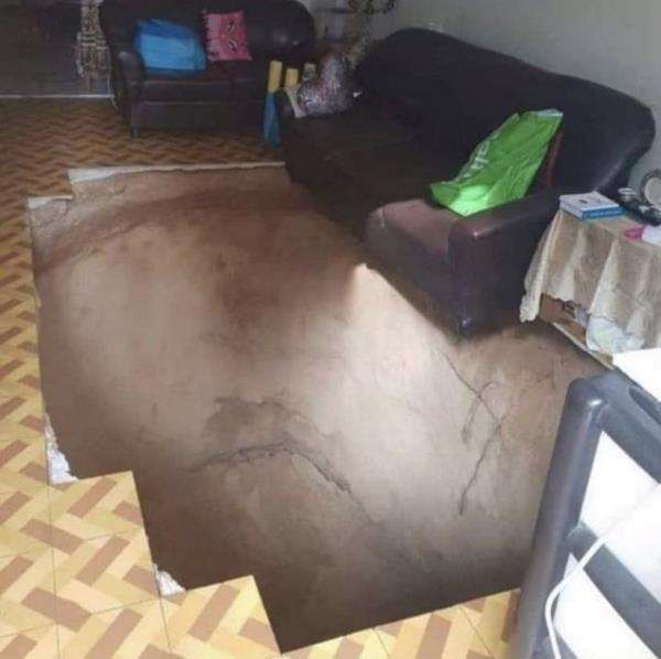 Penampakan absurd ruang tamu.